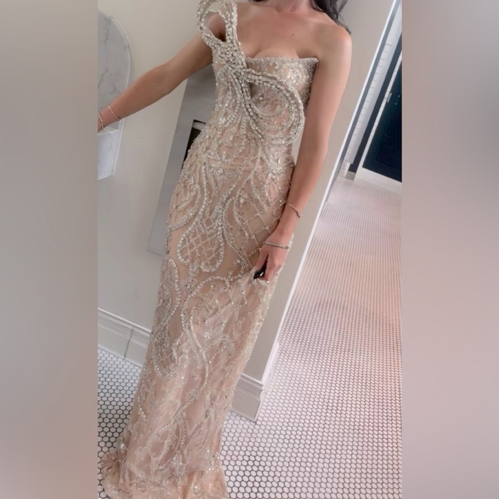 Selling my dress wore just once it’s like brand new with diamonds